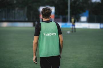 拉莫斯赛后拥抱梅西（配图示意）